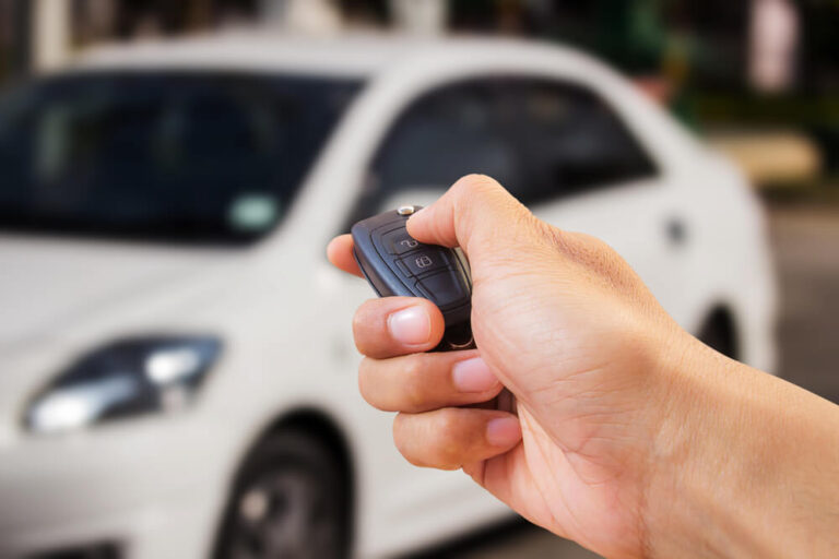 Cinco formas de ganhar dinheiro usando o seu carro Muito mais do que um recurso de conforto e segurança, o seu carro pode ser usado também para ganhar dinheiro. E não é só como motorista de aplicativo: há uma série de possibilidades que podem lhe gerar uma renda extra. No entanto, não dá para ganhar dinheiro se seu carro tem muitos problemas mecânicos e de estrutura interna. É preciso que tudo esteja ok para começar a trabalhar com ele. Isso sem falar da Carteira Nacional de Habilitação, que é essencial e que muitas pessoas não têm, mesmo que tenham carro. Você precisa estar dentro da lei para fazer do seu carro um negócio. Hoje, daremos cinco dicas de trabalho para que você ganhe dinheiro com seu carro. 1 - Seja motorista de aplicativo Essa não poderia faltar no topo de nossa lista. Os aplicativos de viagem chegaram para ajudar a população que precisa de um transporte seguro, confortável e barato. Muita gente ganha dinheiro com aplicativos. E se eles ganham, você também pode. A primeira coisa a fazer é se cadastrar no aplicativo de sua preferência. É necessário seguir algumas regras, mas isso vai de acordo com cada empresa. Aqui no Momento Financeiro, você tem dicas de como se tornar um motorista de aplicativo. 2 - Faça mudanças Um carro utilitário pode ser muito bom para você fazer mudanças também. Podem ser várias no dia, e você pode precisar de um profissional para te auxiliar. Dependendo do valor, você pode ter um bom faturamento fazendo cinco ou seis mudanças por semana. Uma estimativa baixa para um bom faturamento. 3 - Faça carreto para lojas É uma excelente forma de ganhar dinheiro com o carro. Muitas lojas trabalham com produtos que precisam ser entregues, como móveis, colchões, entre outros. Eles precisam chegar em segurança para os clientes. Se você fechar uma parceria com algumas lojas, conseguirá ganhar bem com toda a demanda delas. Existem pessoas que conseguem uma boa renda com isso. 4 - Alugue seu carro Outra forma que pode dar muito certo. As pessoas alugam carros por inúmeros motivos e ainda é um serviço que dá muito lucro hoje em dia. Você pode começar a alugar seu carro para pessoas próximas, com o valor a variar de acordo com o seu automóvel, mas é possível estimar de R$ 150 a R$ 450 a diária. Em alguns casos, a pessoa opta por alugar o carro apenas aos finais de semana, então é importante que seu veículo tenha seguro para evitar problemas com danos. 5 - Faça corridas particulares Há pessoas que optam por fechar corridas particulares com alguns motoristas. Existem pessoas que precisam fazer algum trabalho passando por vários locais na cidade, e não seria vantajoso usar o aplicativo. Ofereça serviço de motorista particular ou transporte executivo e tenha controle total dos seus horários e do seu faturamento, que pode ser alto.